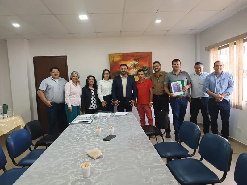 Mapa del trazado estratégico de la Ruta de la Soberanía y autoridades en mesa de trabajo técnica.